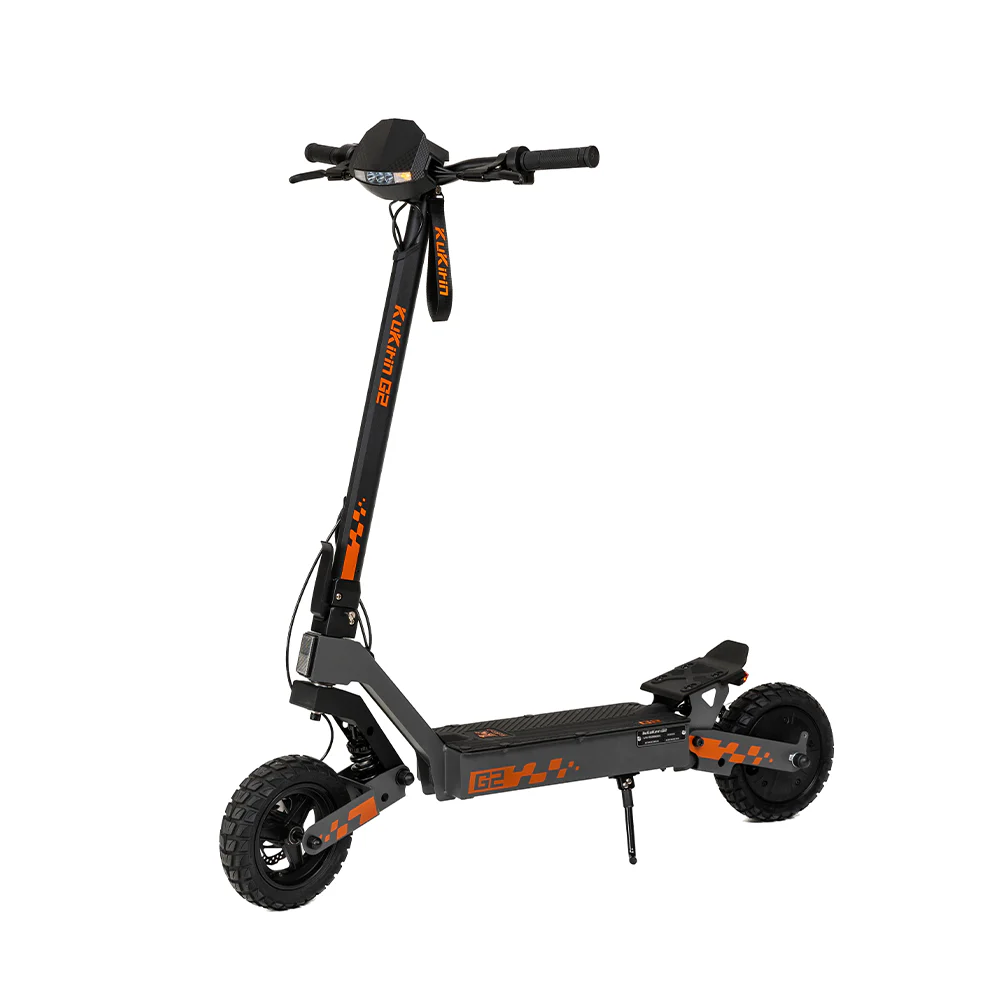 Experience the thrill of the KuKirin G2 800W electric scooter, featuring a sleek black design with orange accents and terenske vakuumske gume. With its sturdy frame, digital handlebar display, and right-side kickstand, it delivers both style and snažne performanse on every ride.