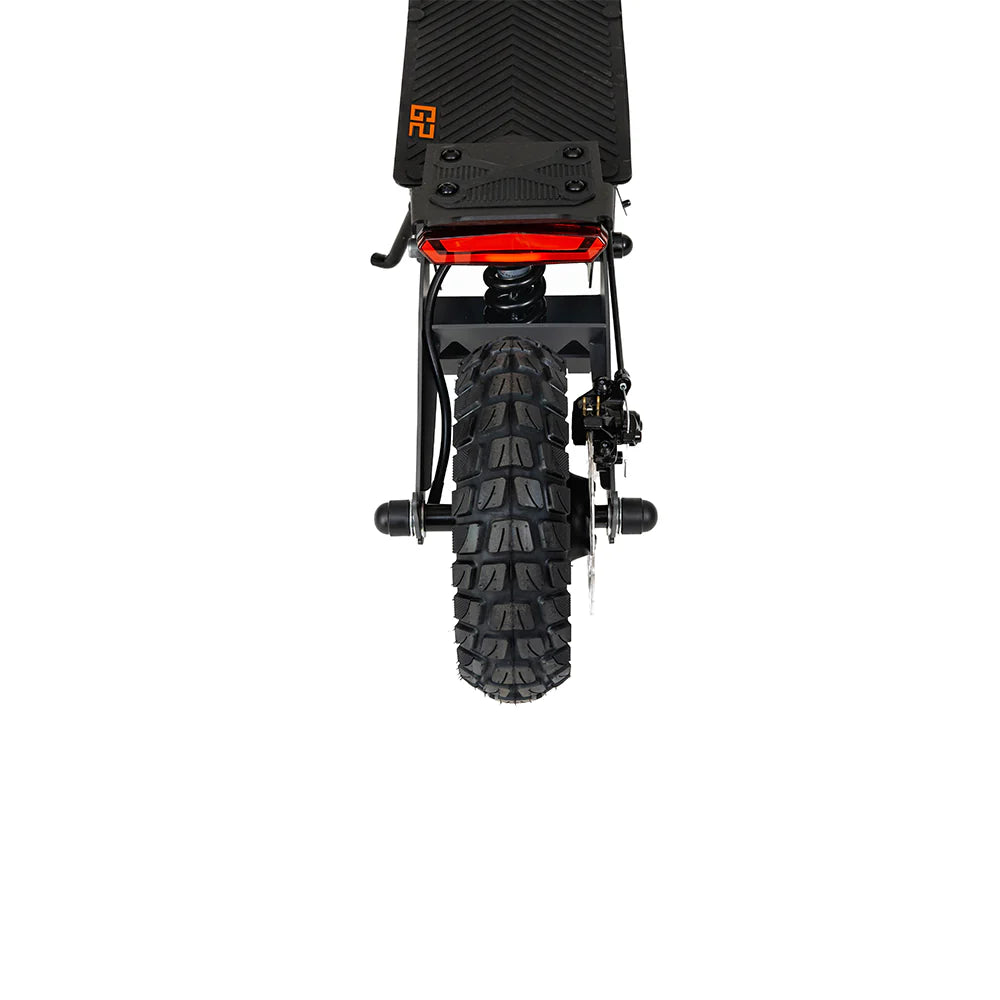 A close-up of the KuKirin G2 800W electric scooter showcases its rear wheel with terenske vakuumske gume, treaded for rough terrain. The visible suspension system ensures snažne performanse, and the textured deck offers excellent grip.