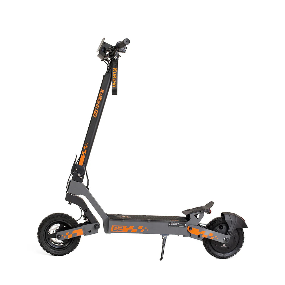 Električni romobil KuKirin G2 800W dolazi s terenskim vakuumskim gumama, čvrstim okvirom i upravljačem s digitalnim zaslonom, snažnim performansama, praktičnim kickstandom te stražnjim blatobranom s narančastim detaljima.