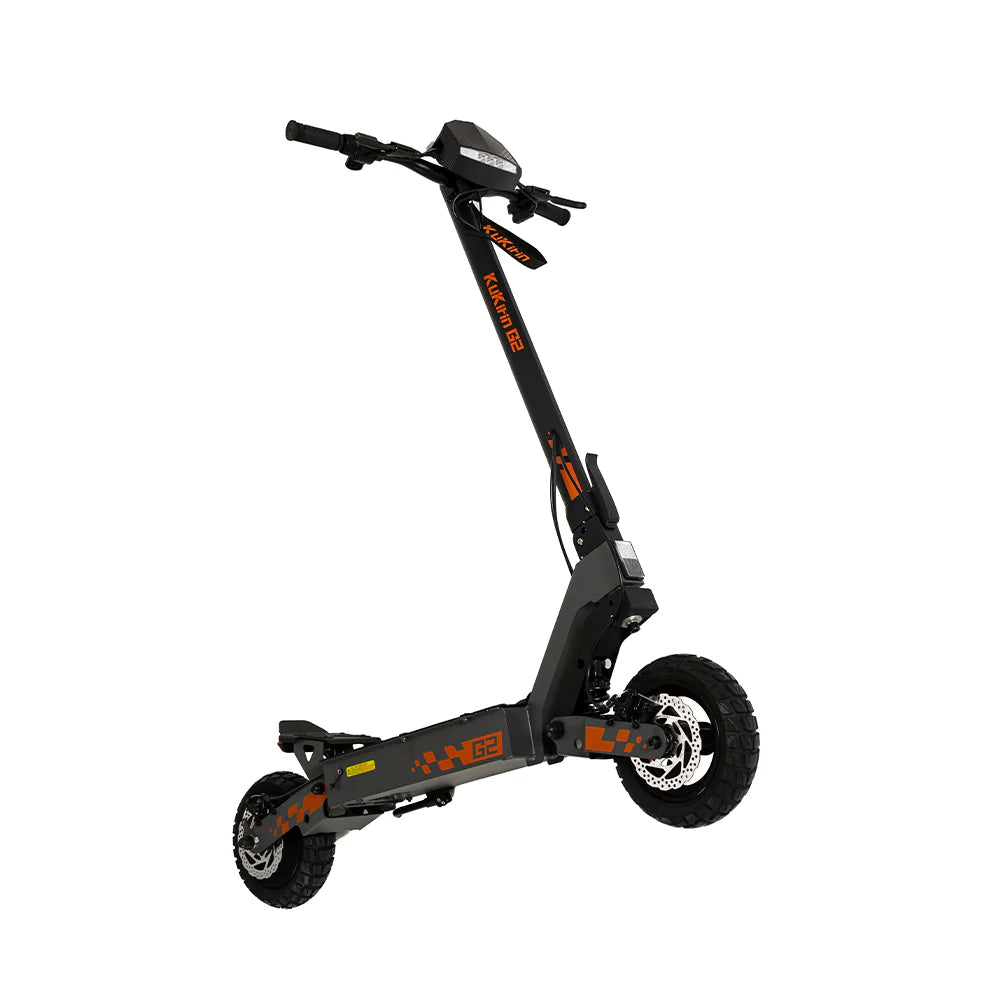 The KuKirin G2 800W is a black and orange električni romobil with robust performance, featuring thick terenske vakuumske gume and a sturdy frame. The scooters design and detailing are highlighted from a side angle.
