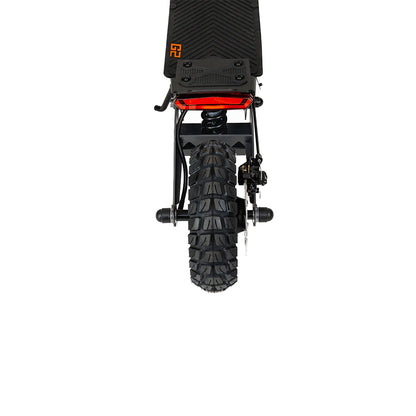 A close-up of the KuKirin G2 800W electric scooter showcases its rear wheel with terenske vakuumske gume, treaded for rough terrain. The visible suspension system ensures snažne performanse, and the textured deck offers excellent grip.