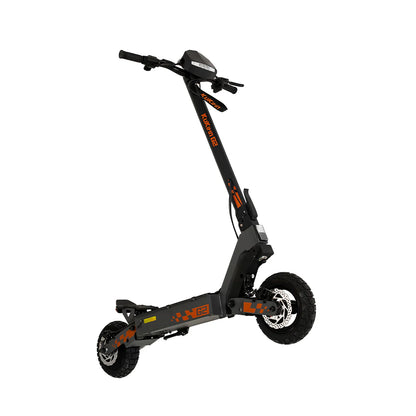 The KuKirin G2 800W is a black and orange električni romobil with robust performance, featuring thick terenske vakuumske gume and a sturdy frame. The scooters design and detailing are highlighted from a side angle.